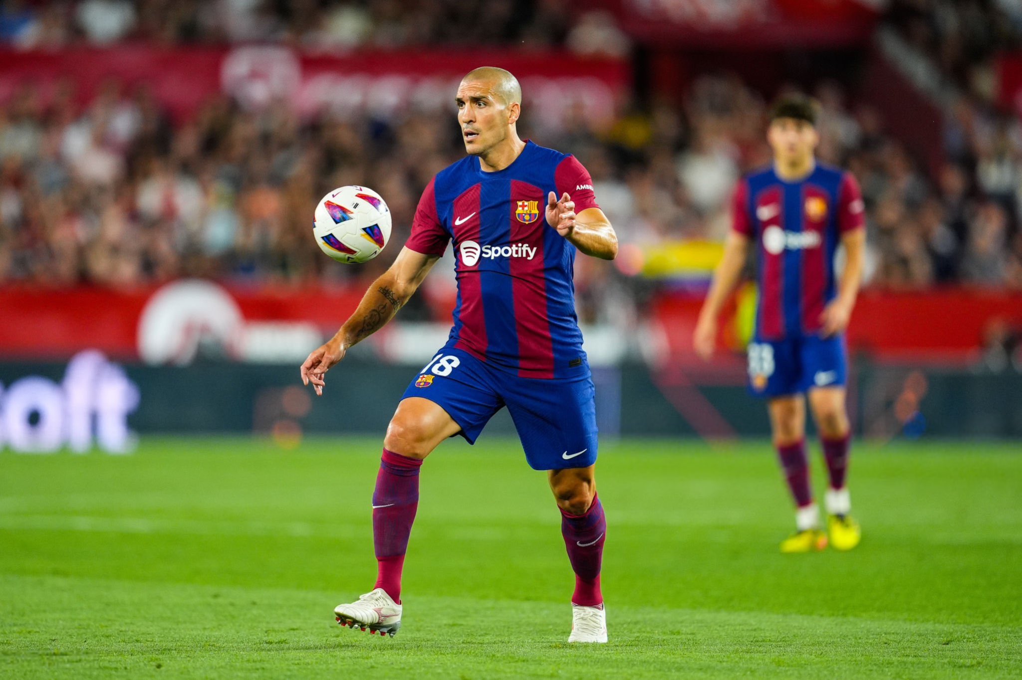 الشباب يفاوض نجم برشلونة بعد فسخ عقده
