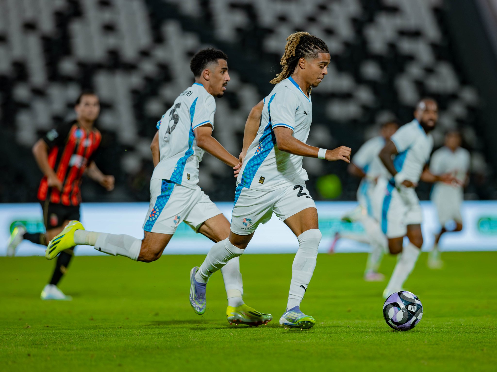نيوم يفوز على الرياض بثلاثية مثيرة في دوري روشن