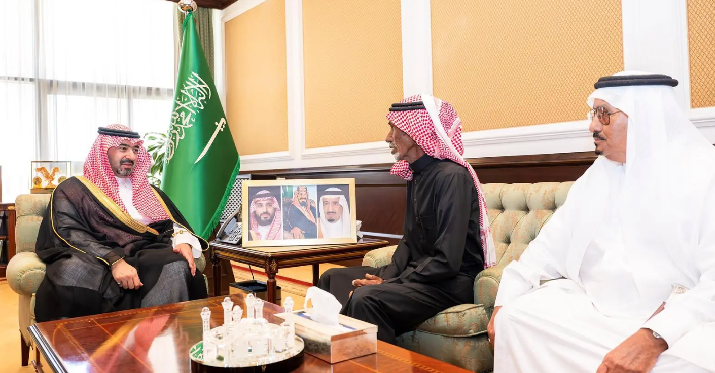 نائب أمير تبوك يستقبل المواطن حمود الحويطي المتنازل عن قاتل شقيقه