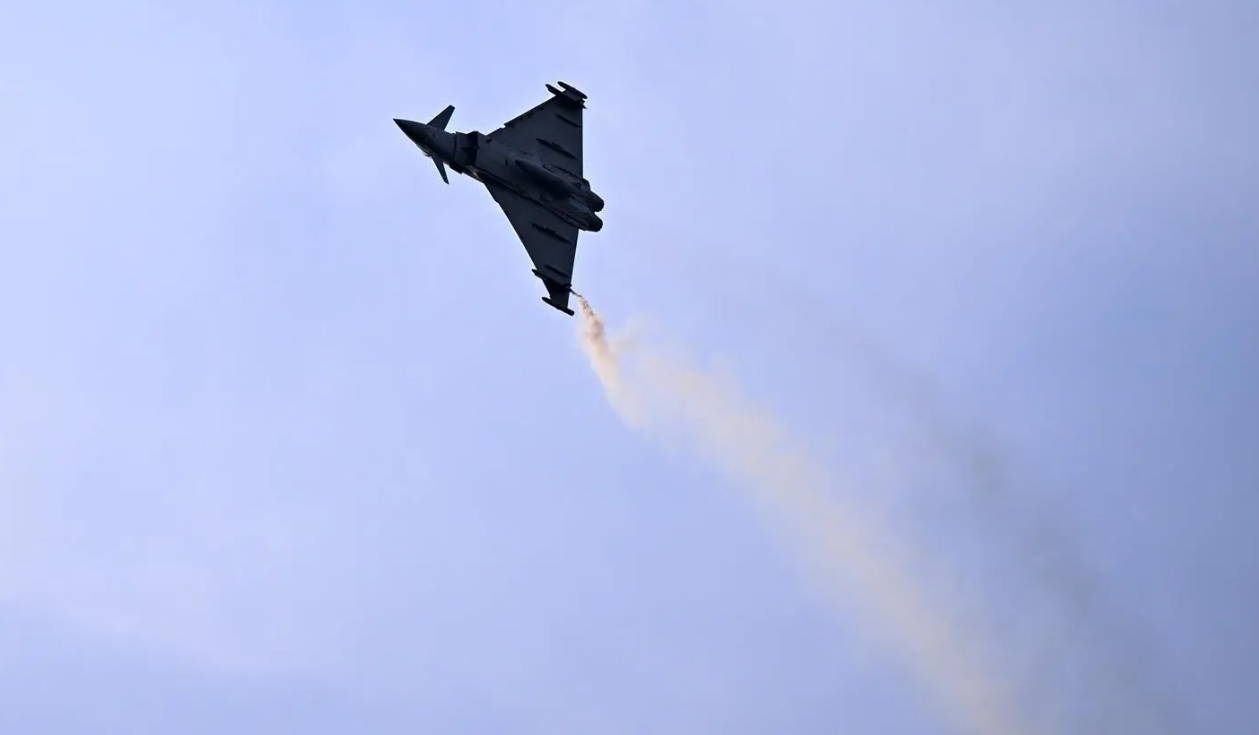 سماء جدة تشهد عروضا جوية للمقاتلات السعودية احتفاء باليوم الوطني