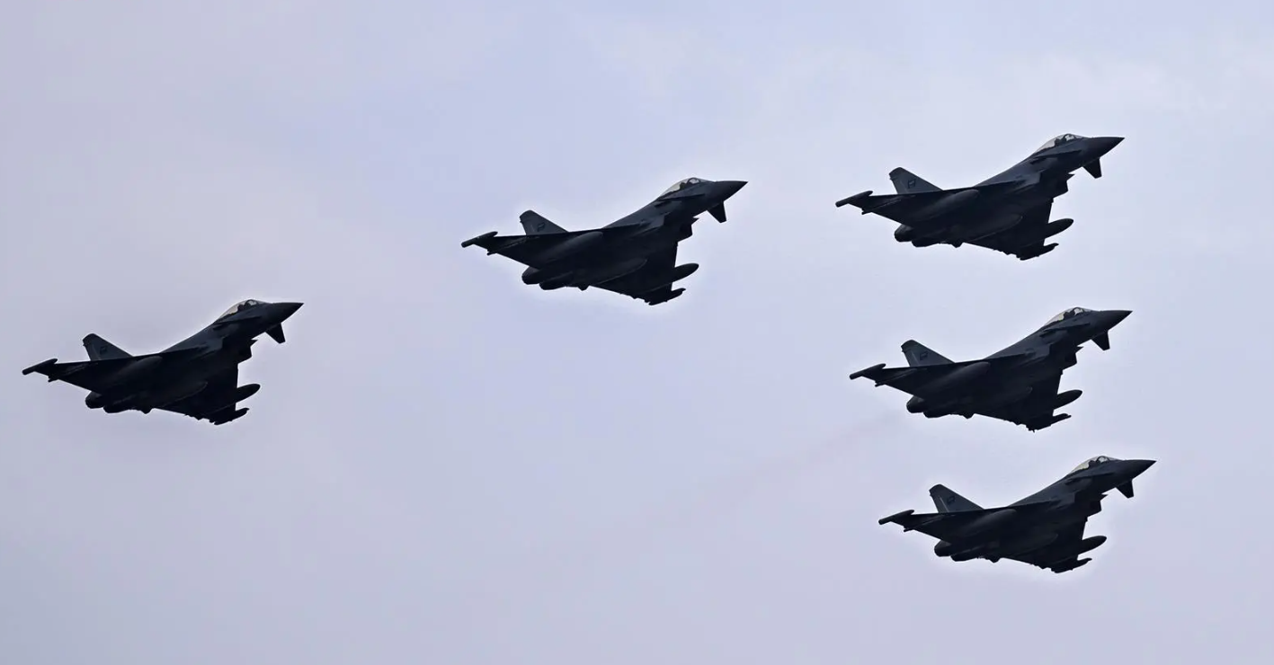 سماء جدة تشهد عروضا جوية للمقاتلات السعودية احتفاء باليوم الوطني