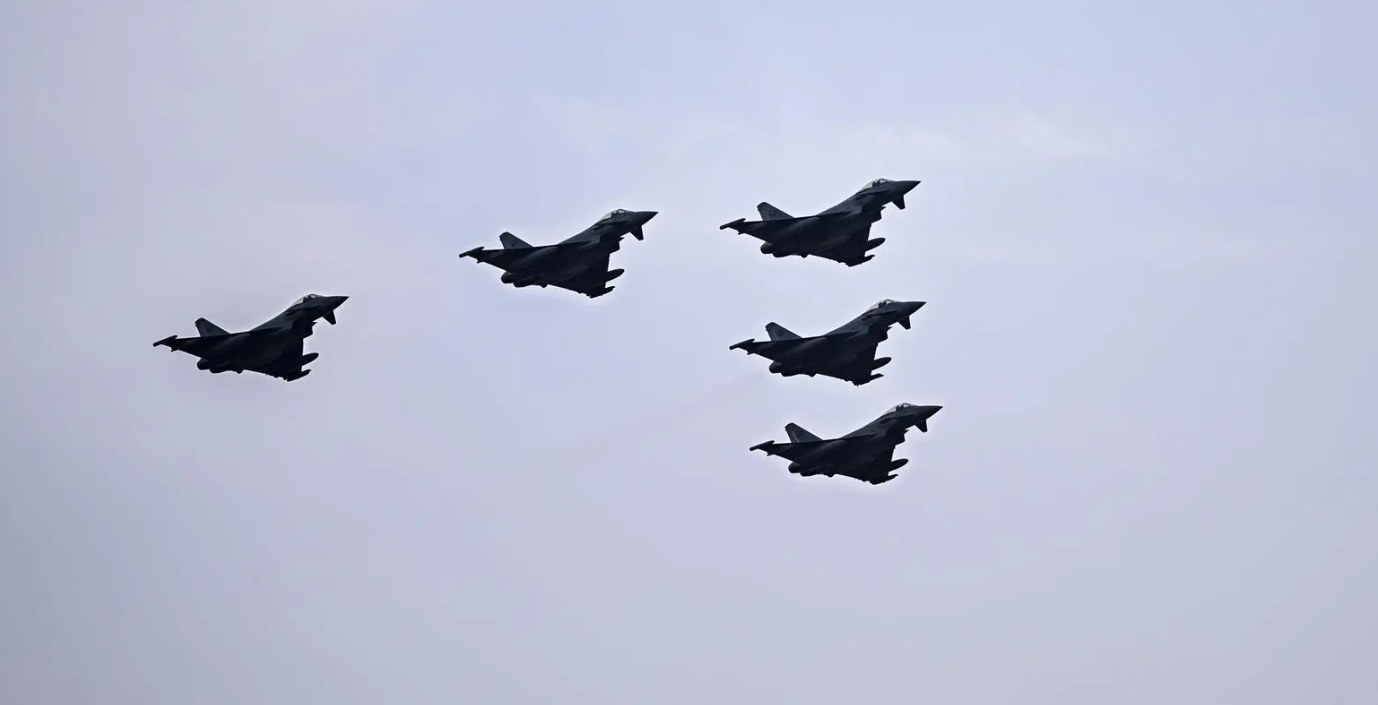 سماء جدة تشهد عروضا جوية للمقاتلات السعودية احتفاء باليوم الوطني