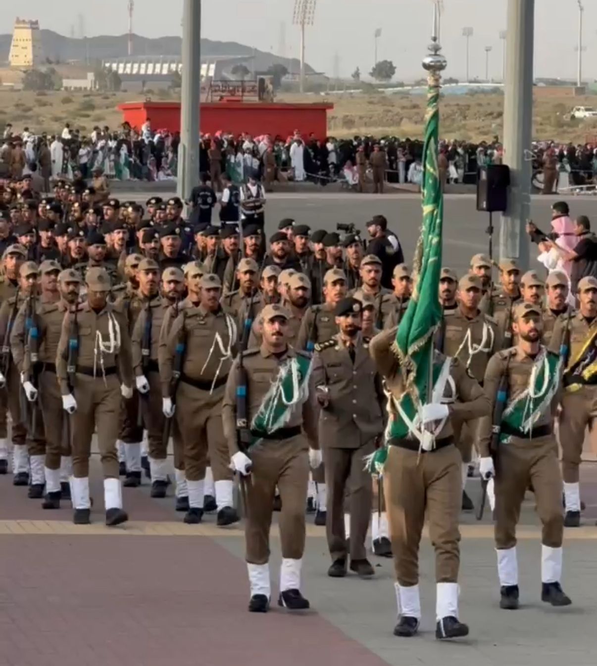 بمسيرة عسكرية.. أبها تحتفي باليوم الوطني في ميدان المحالة