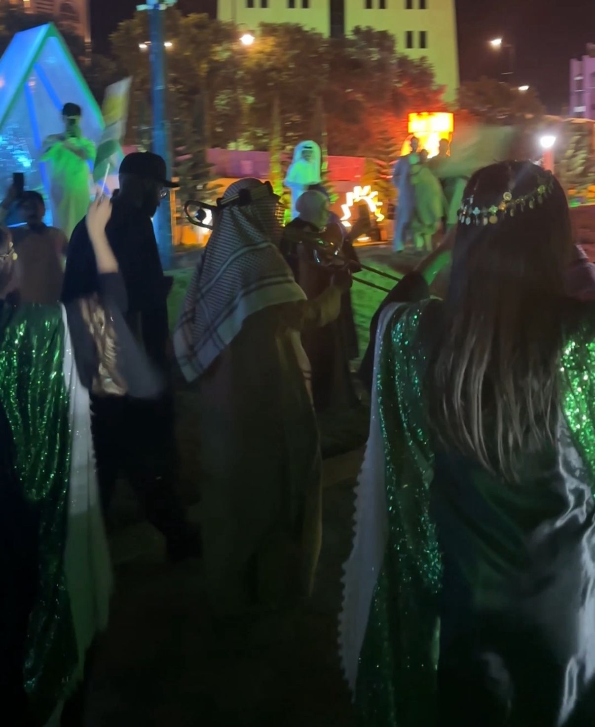 “شارع الفن” بأبها يتحول إلى لوحة وطنية احتفالًا باليوم الوطني السعودي