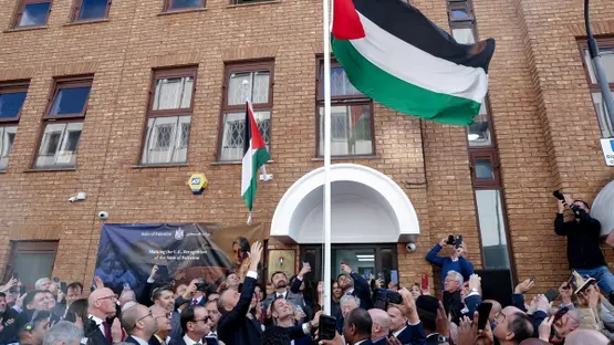رفع العلم الفلسطيني فوق السفارة الفلسطينية في لندن