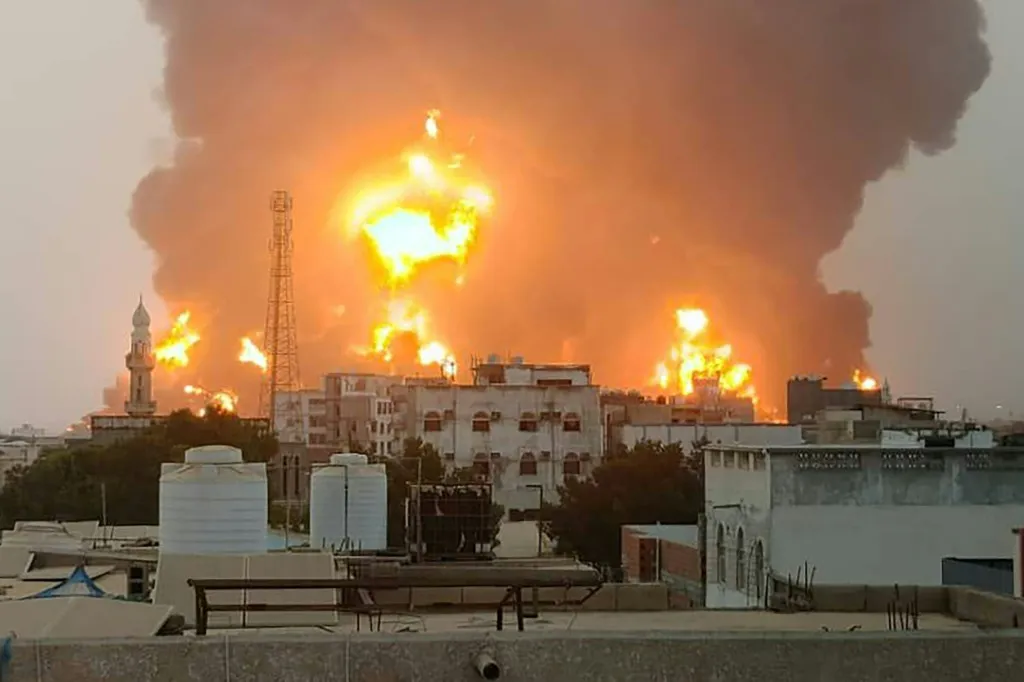 غارات إسرائيلية على اليمن تقتل 35 شخصًا