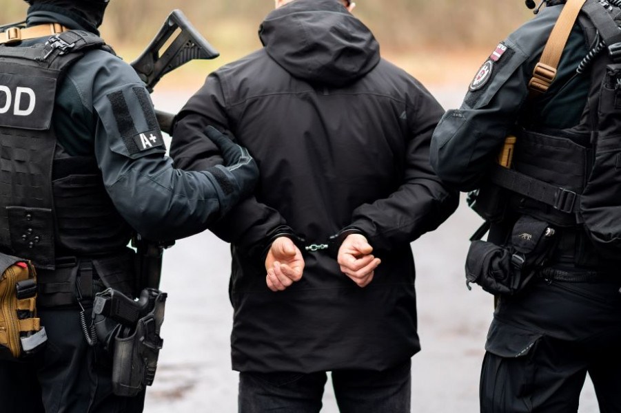 لاتفيا تعتقل شخصًا بتهمة التجسس لصالح روسيا