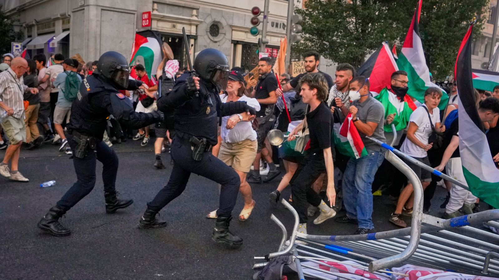 احتجاجات مؤيدة لفلسطين تضع نهاية لطواف إسبانيا للدراجات