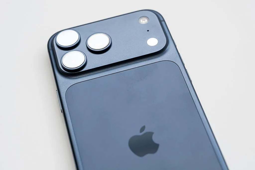 المراجعات الأولى لهاتف iPhone 17 Pro Max: الثناء على التصميم والكاميرات والبطارية