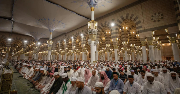 جموع المصلين يؤدون صلاة الخسوف في المسجد النبوي