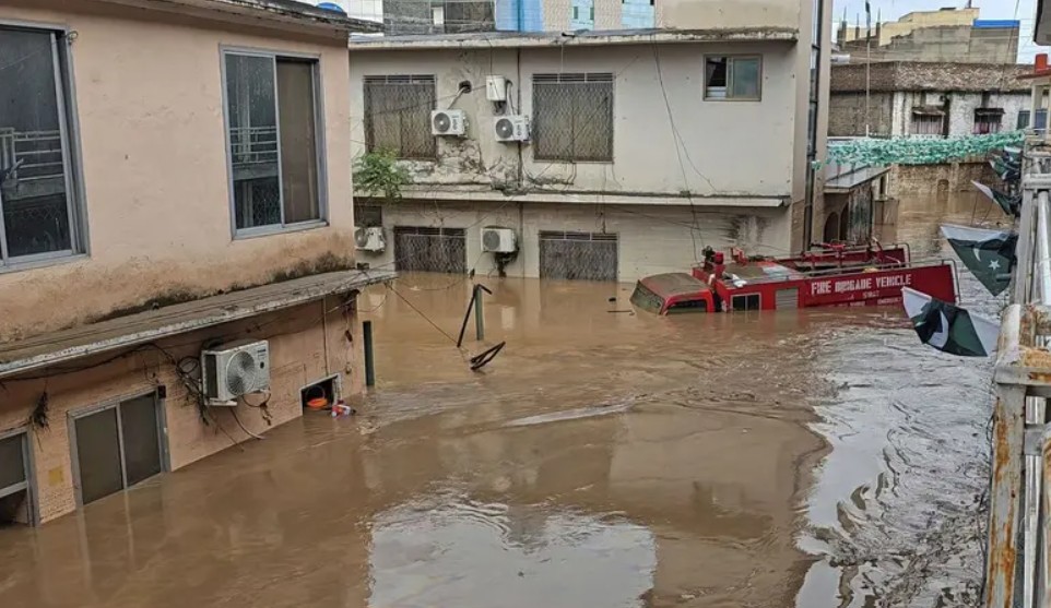الأمطار الموسمية تودي بحياة 900 شخص في باكستان