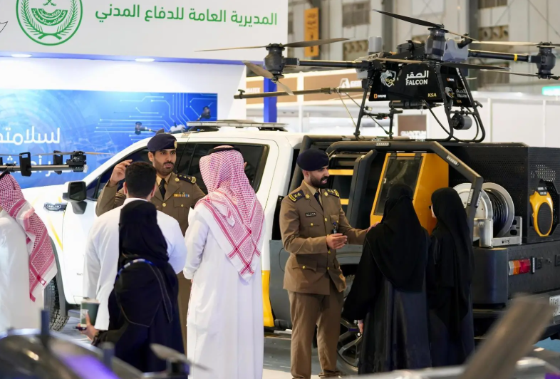 الدفاع المدني يشارك في المعرض السعودي للدرون بالرياض