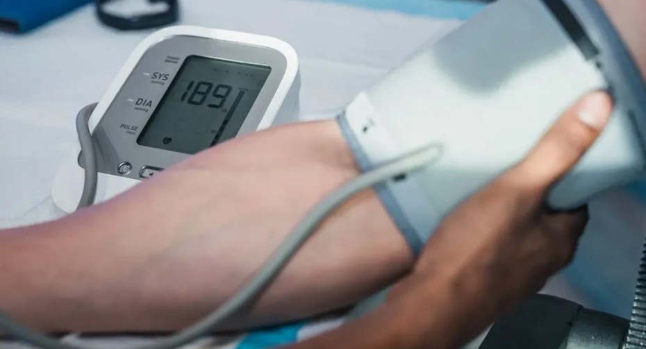 دراسة تكشف: ضغط الدم يبلغ ذروته صباحاً