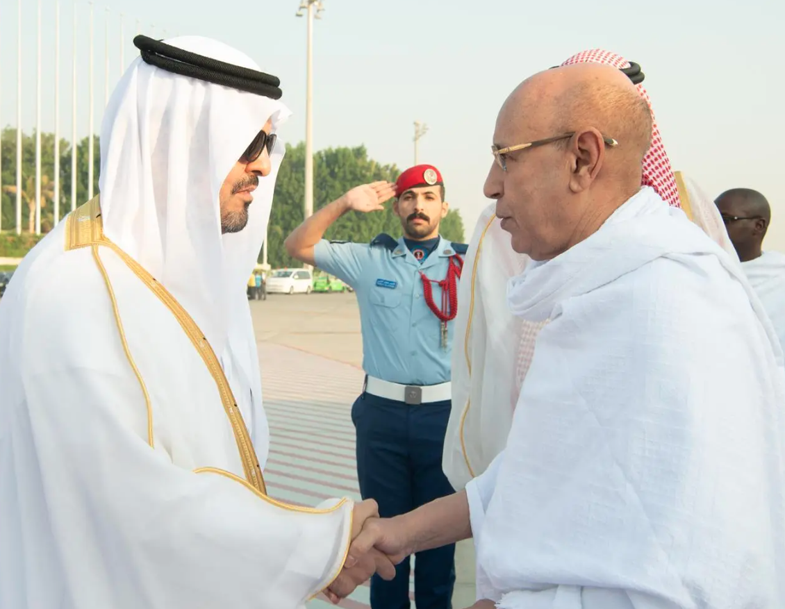 الرئيس الموريتاني يصل جدة لأداء مناسك العمرة