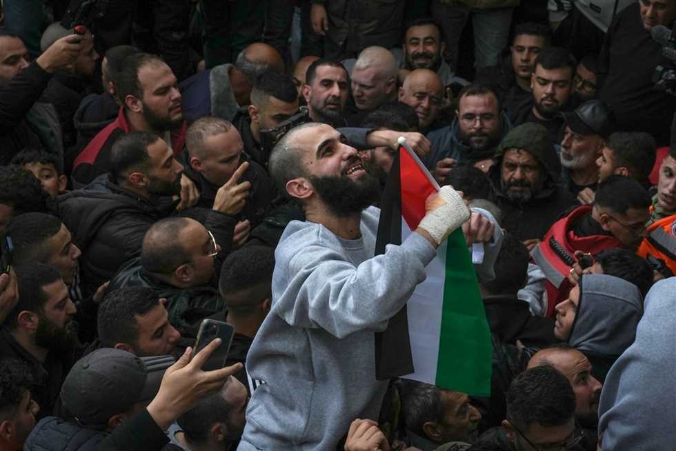 إسرائيل تبدأ نقل الأسرى الفلسطينيين تمهيدًا للإفراج عنهم