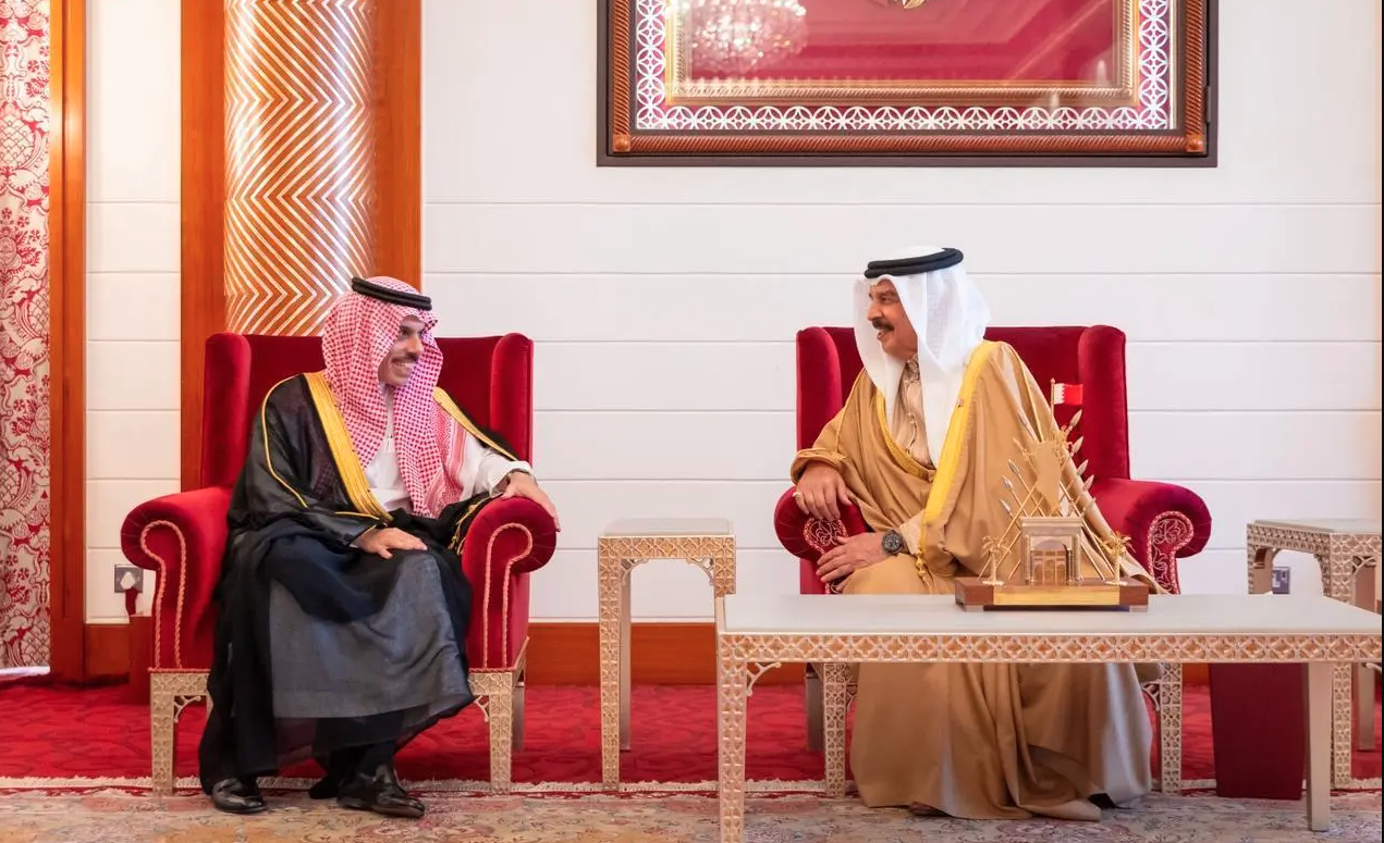 ملك البحرين يستقبل وزير الخارجية في قصر الصافرية