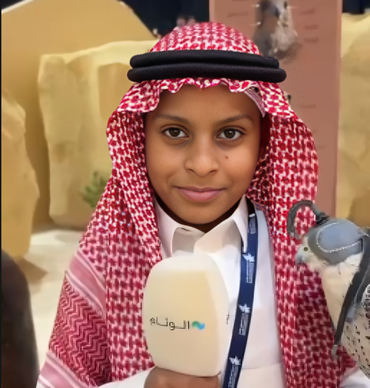 عبدالإله العنزي.. طفل سعودي يحوّل شغفه بالصقور إلى تجربة ملهمة