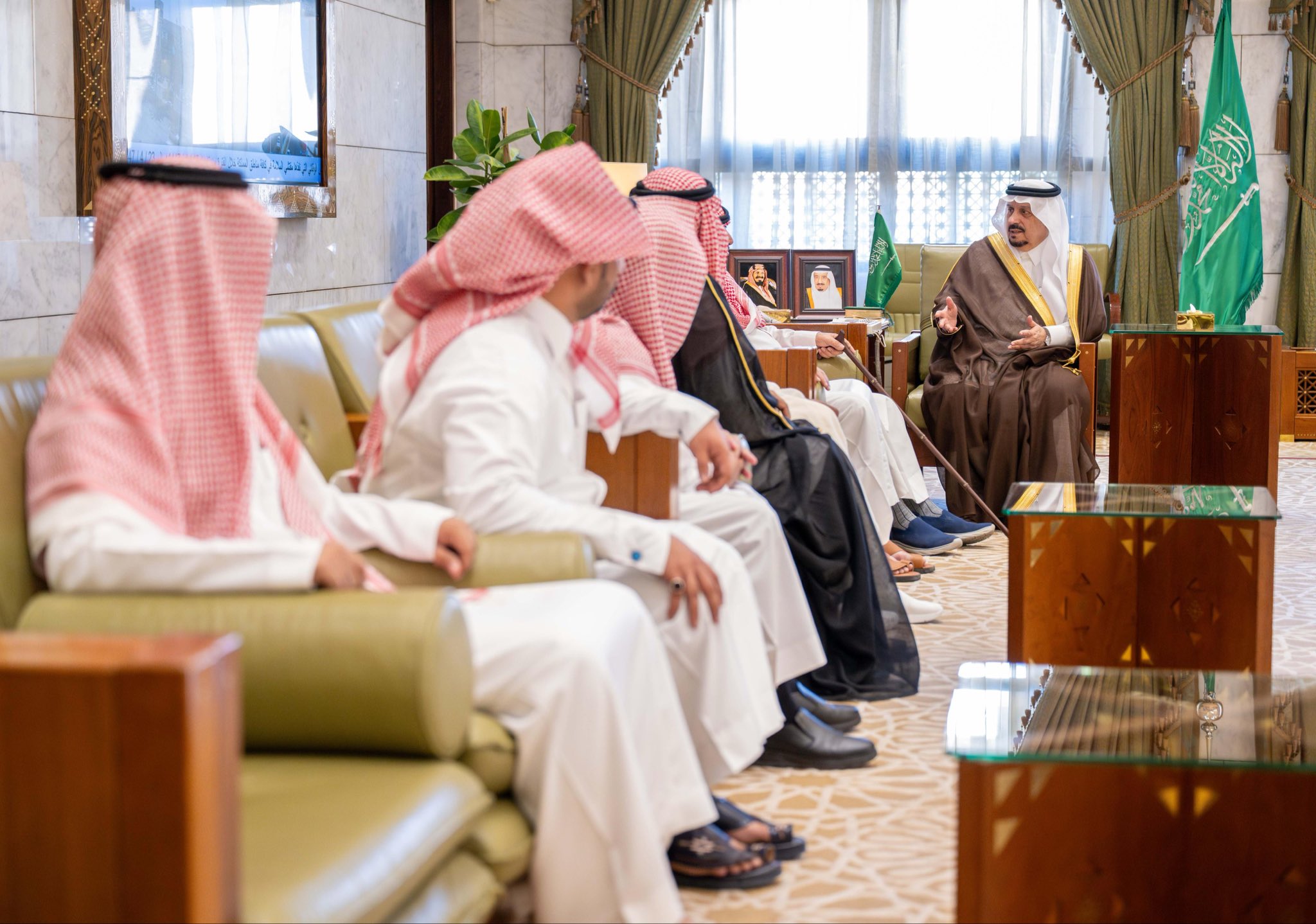 أمير الرياض يشيد بمواطن تنازل عن قاتل ابنه
