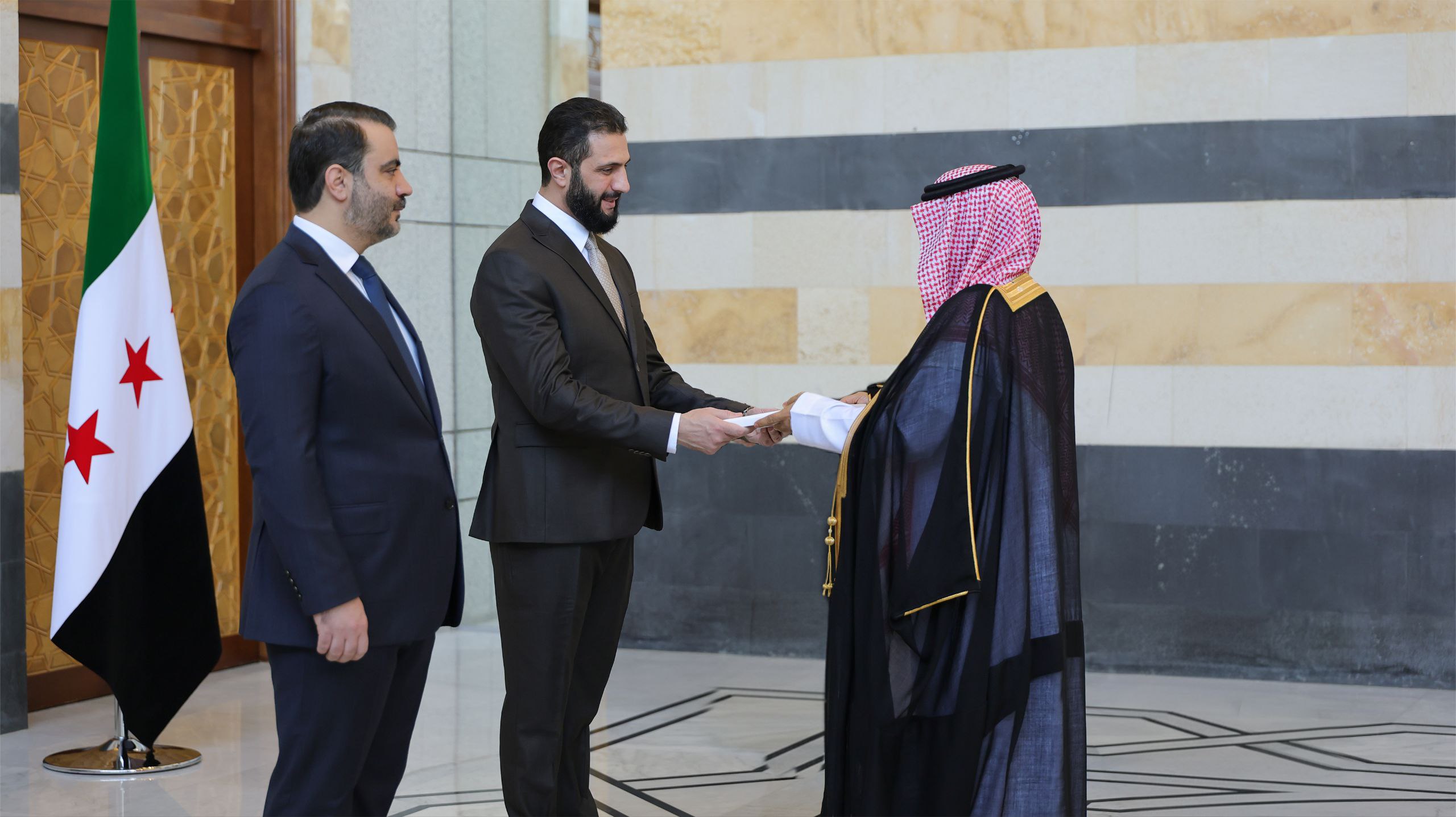 سفير السعودية لدى سوريا يقدم أوراق اعتماده لـ”الشرع”