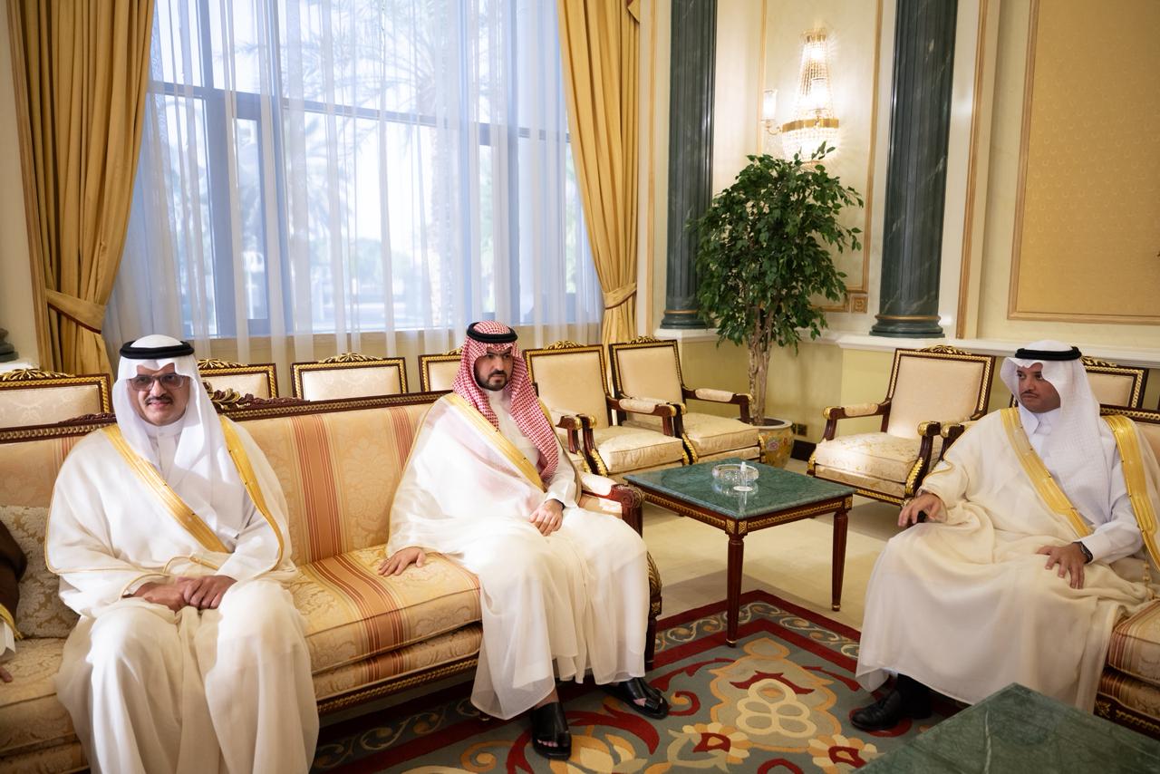 الأمير تركي بن محمد بن فهد ينقل تعازي القيادة في وفاة الشيخ علي عبدالله الأحمد الجابر الصباح الأمير تركي بن محمد بن فهد ينقل تعازي القيادة في وفاة الشيخ علي عبدالله الأحمد الجابر الصباح