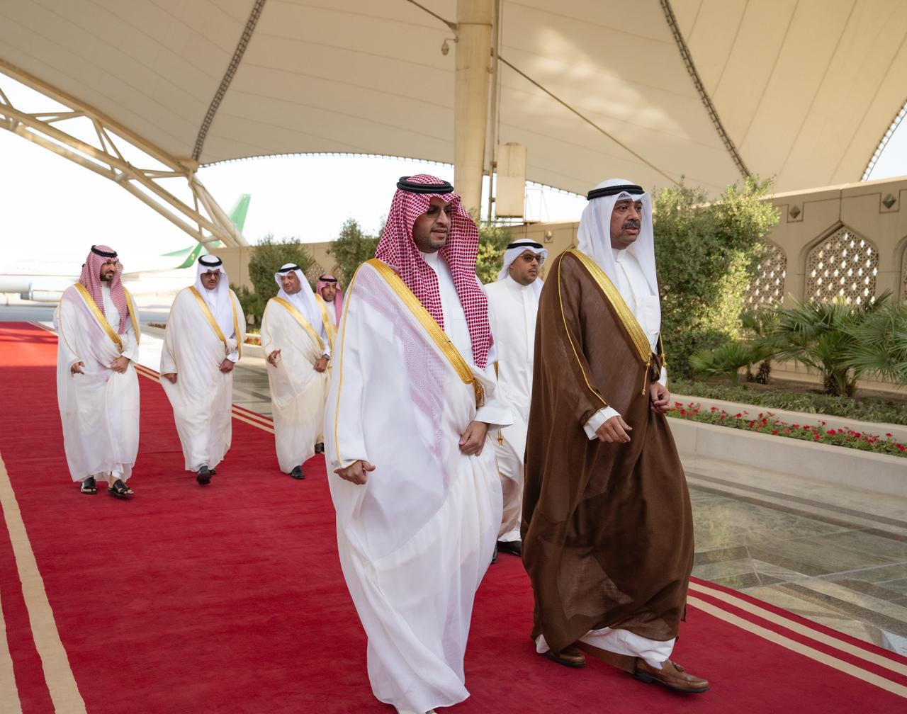 الأمير تركي بن محمد بن فهد ينقل تعازي القيادة في وفاة الشيخ علي عبدالله الأحمد الجابر الصباح الأمير تركي بن محمد بن فهد ينقل تعازي القيادة في وفاة الشيخ علي عبدالله الأحمد الجابر الصباح