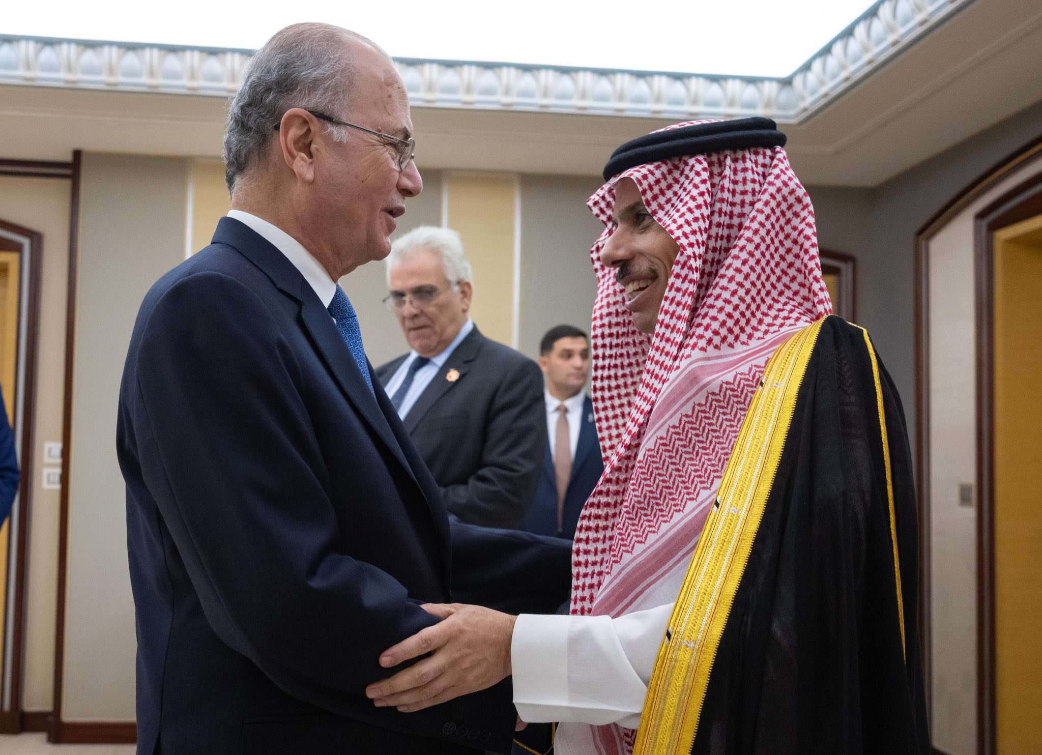 بعد بحث دعم السلطة وأزمة غزة.. رئيس الوزراء الفلسطيني يغادر الرياض