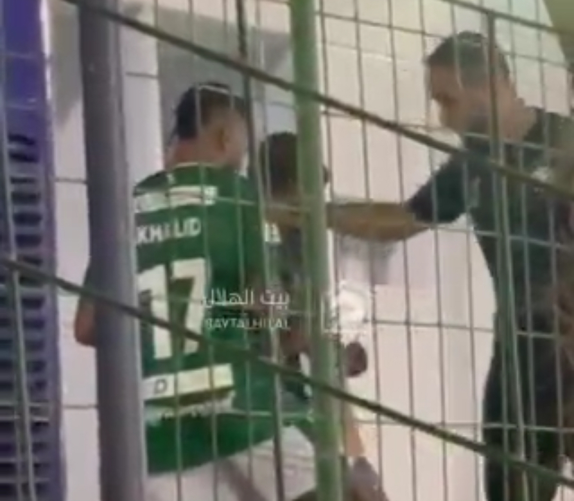 بعد المطالبة بفتح تحقيق.. ماذا حدث بين إداري الهلال وخالد الغنام عقب نهاية لقاء الاتفاق؟