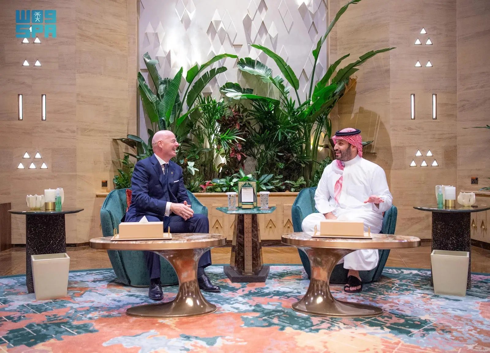 ولي العهد يلتقي رئيس فيفا ويستعرضان مجالات التعاون الرياضي 