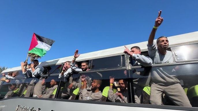 بدء تحرك حافلات الأسرى الفلسطينيين المفرج عنهم