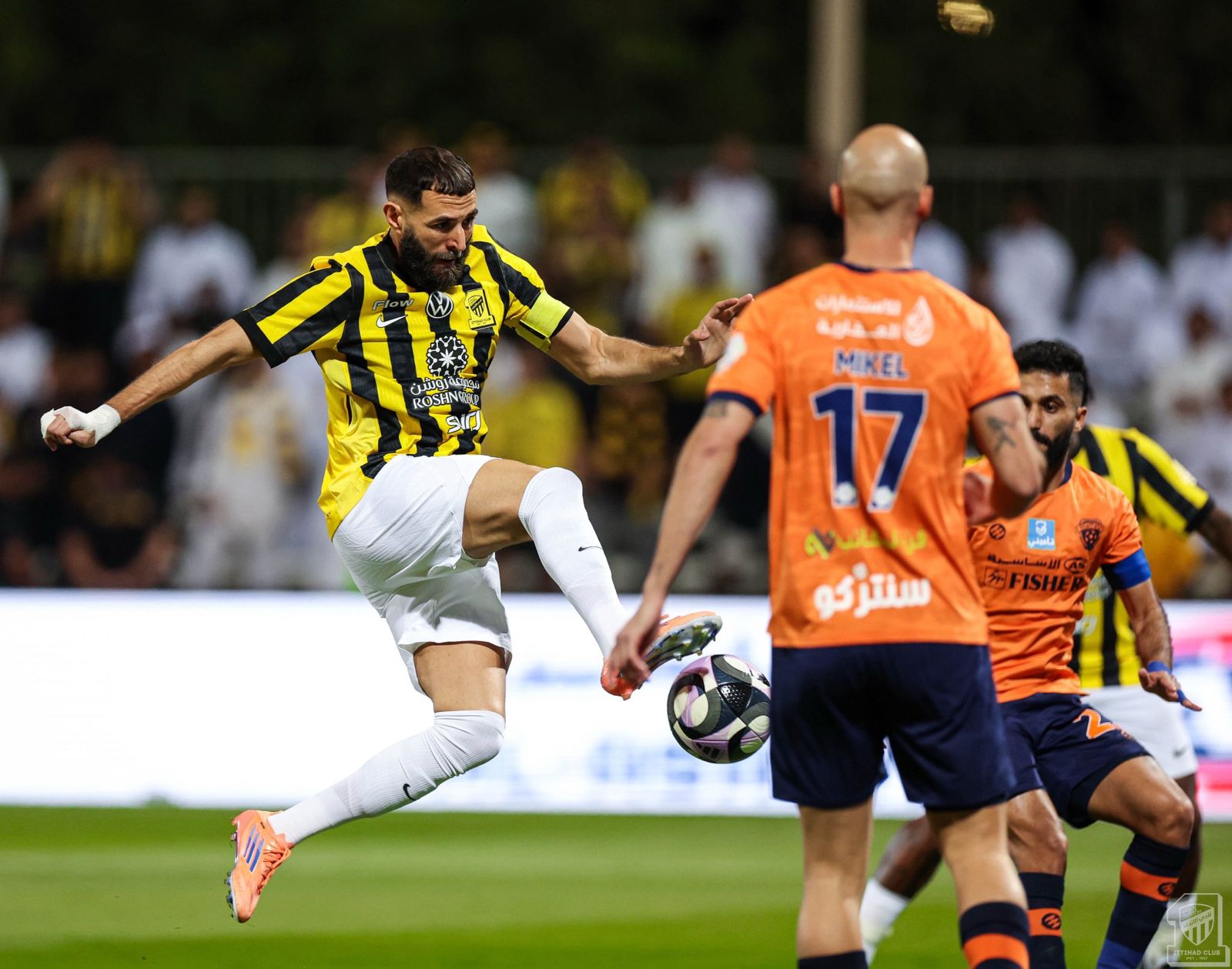 خبير تحكيمي يكشف مفاجأة بشأن ركلة جزاء الاتحاد أمام الفيحاء الاتحاد والفيحاء