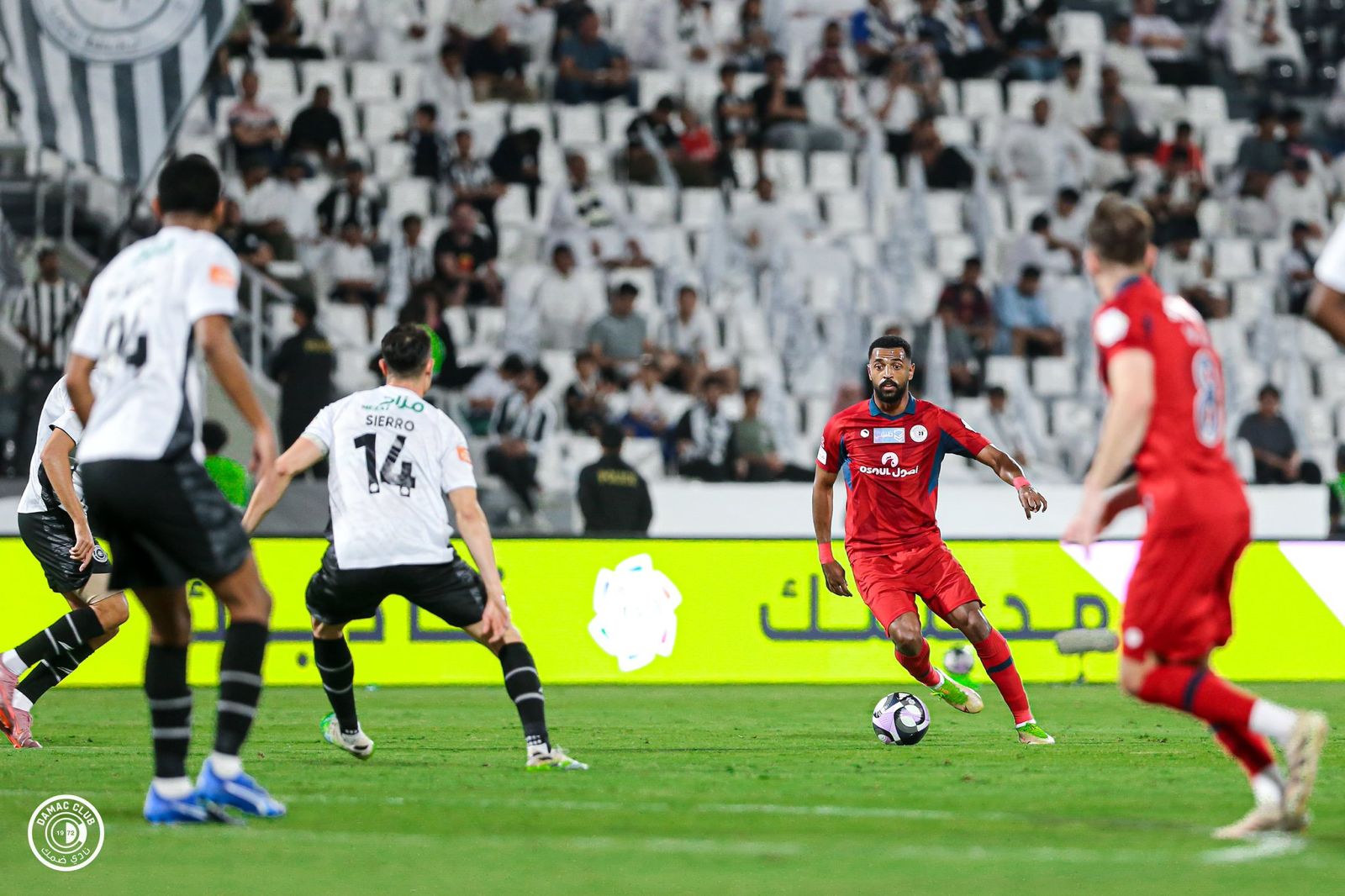 الشباب يتعادل 1-1 أمام ضمك في دوري روشن الشباب وضمك