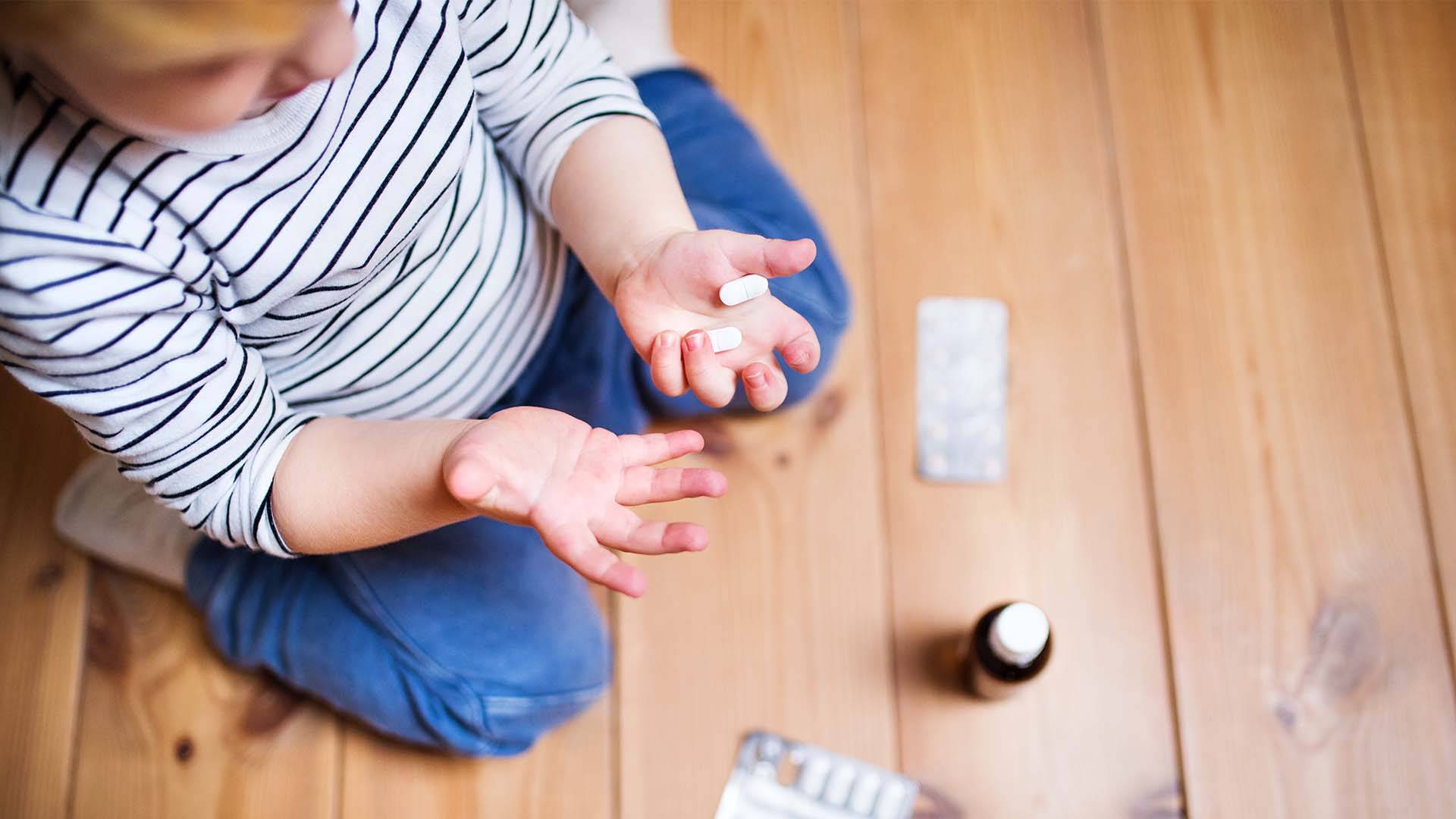 أدوية البالغين تهدد حياة الأطفال عند تناولها بالخطأ.. كيف نتصرف؟