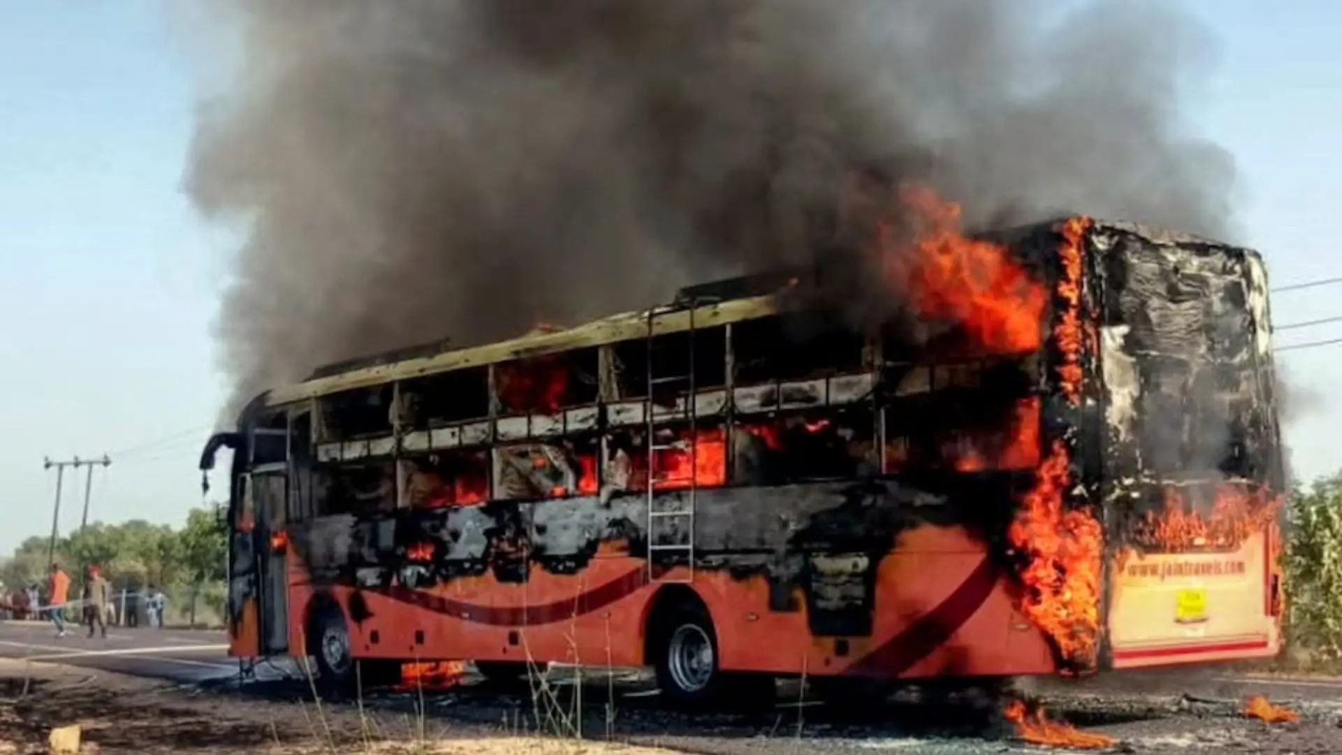 حريق مروع في حافلة بولاية جايسالمر يخلف 57 قتيلًا وجريحًا