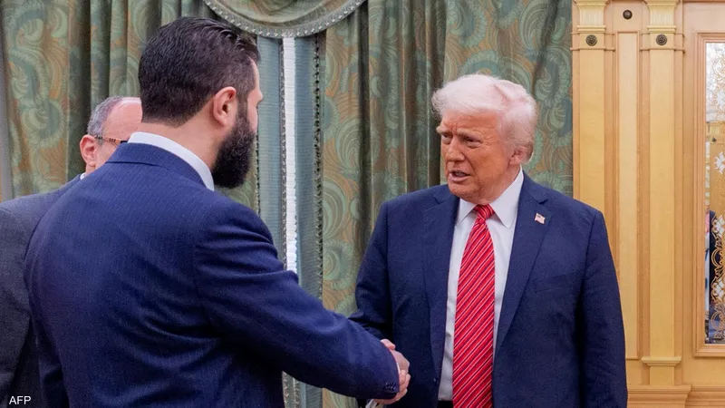 الشرع يتلقى هدية رمزية من ترمب في البيت الأبيض
