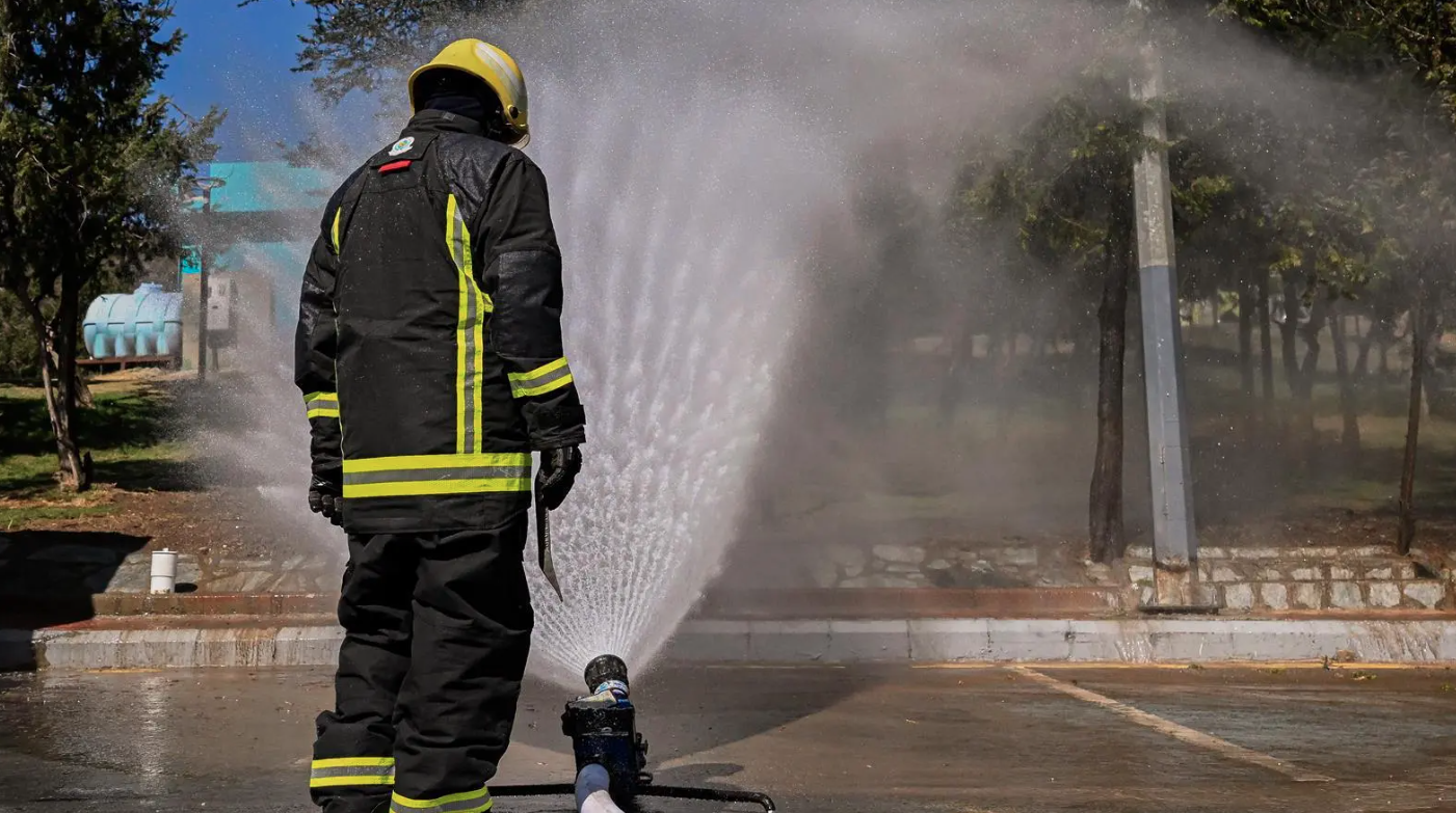 الدفاع المدني بالباحة ينفذ فرضية حريق في غابة رغدان