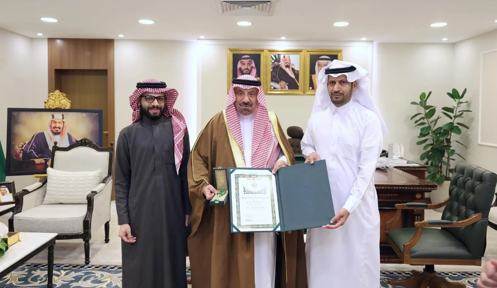 أمير نجران يسلم مواطنا متبرعا بكليته وسام الملك عبدالعزيز من الدرجة الثالثة