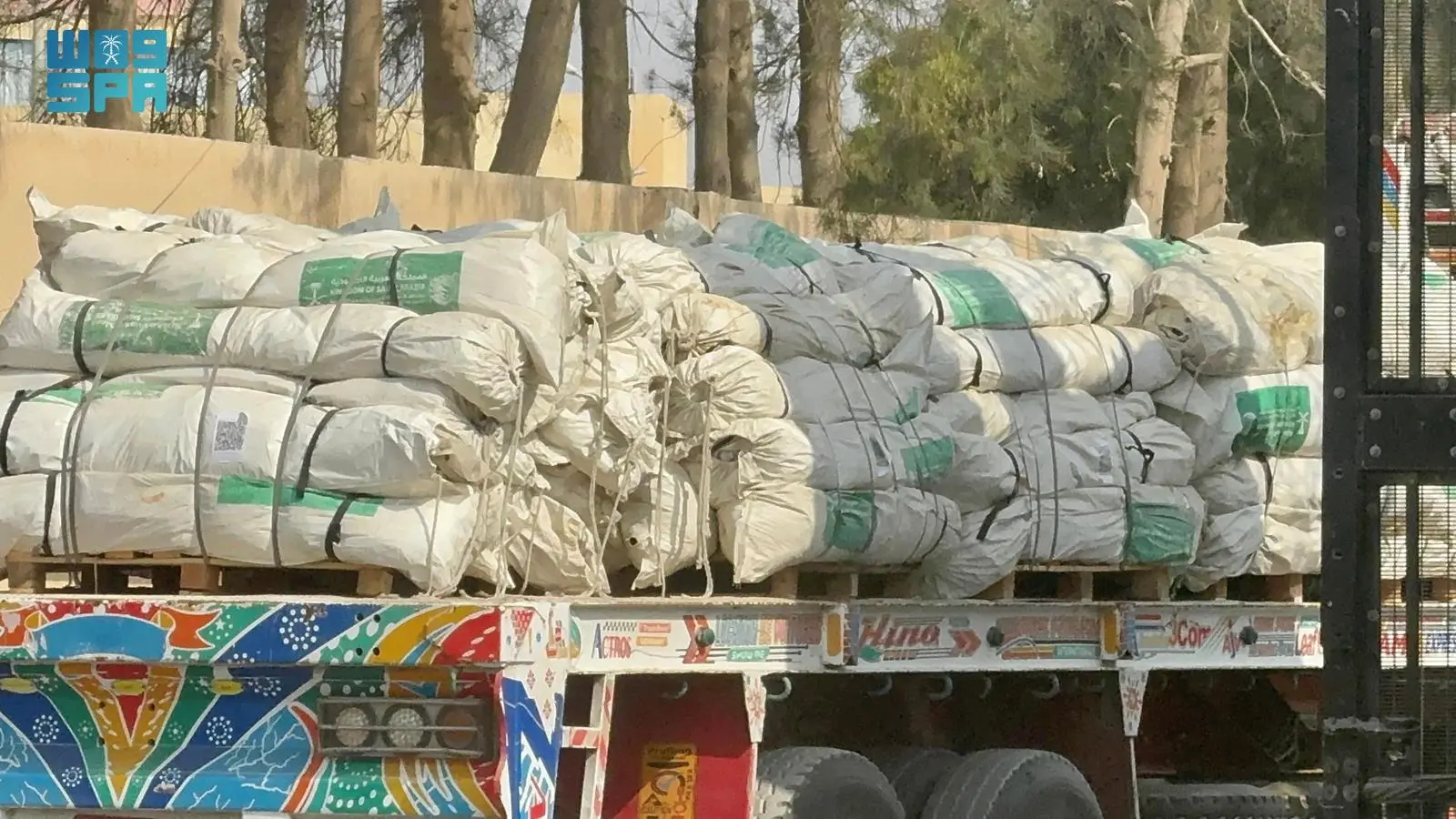 دفعة مساعدات إنسانية سعودية تعبر منفذ رفح متجهة إلى غزة