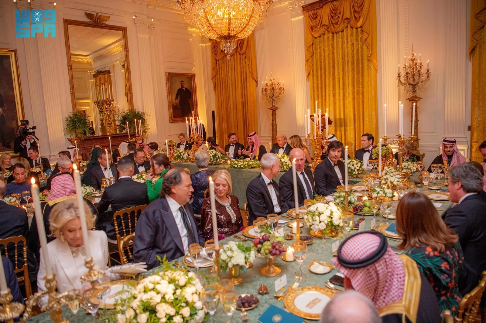 ولي العهد يشرف حفل العشاء المقام في البيت الأبيض