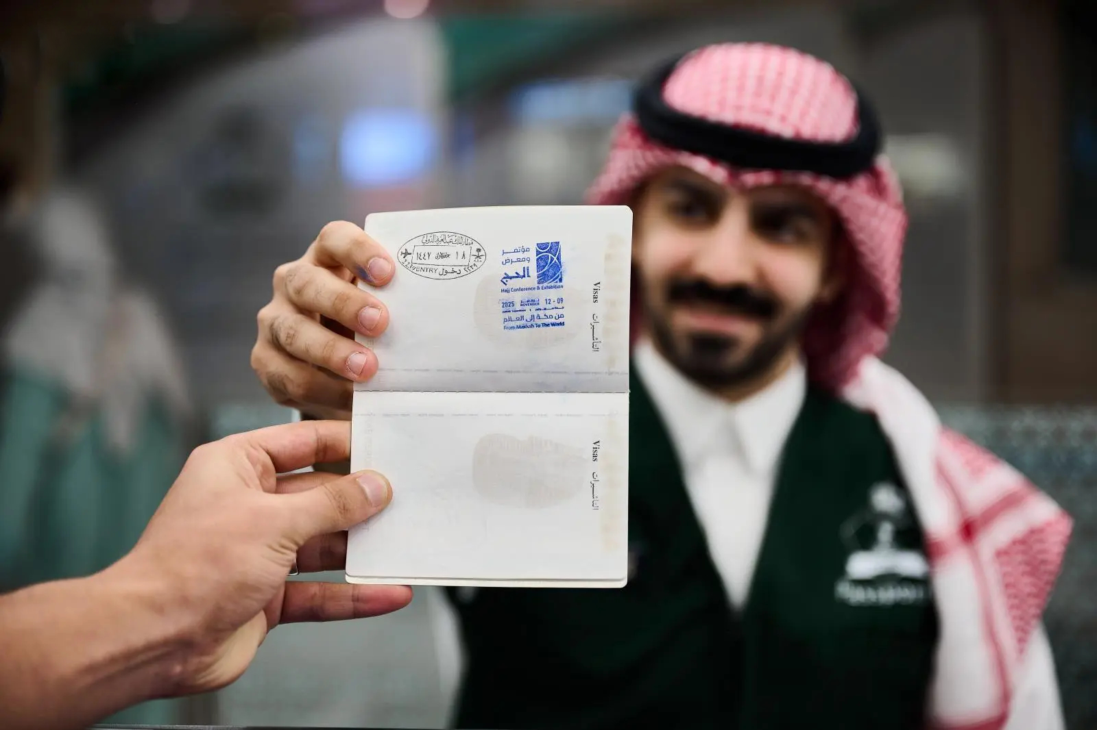 “الجوازات” تطلق ختمًا خاصًا بمؤتمر الحج والعمرة في مطار جدة