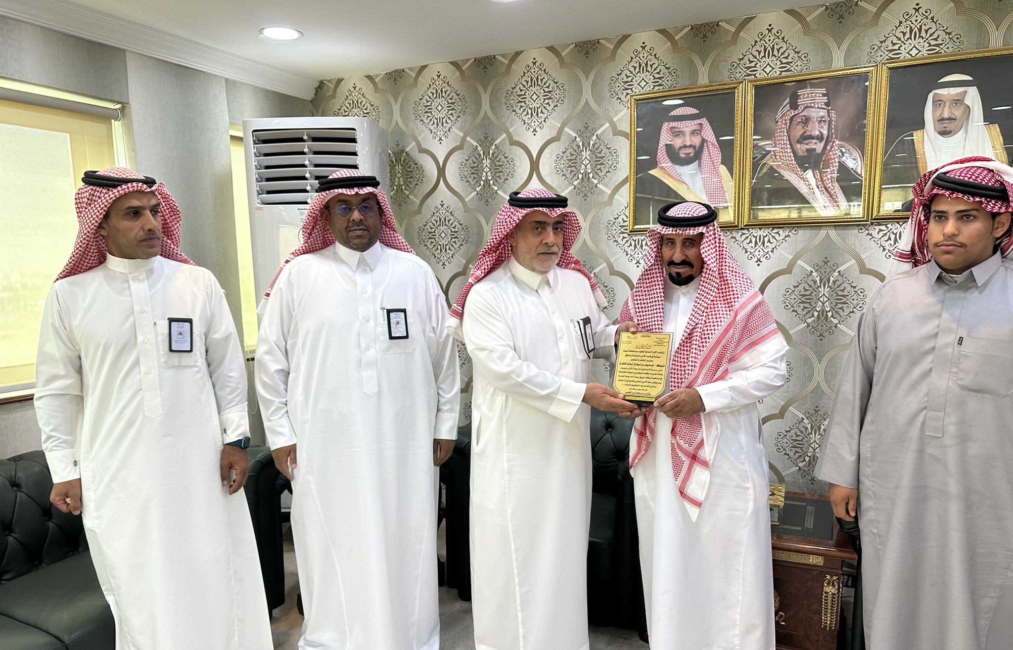 “تعليم تبوك” يكرم حارسا لسيطرته على حريق مركبة أمام مدرسة