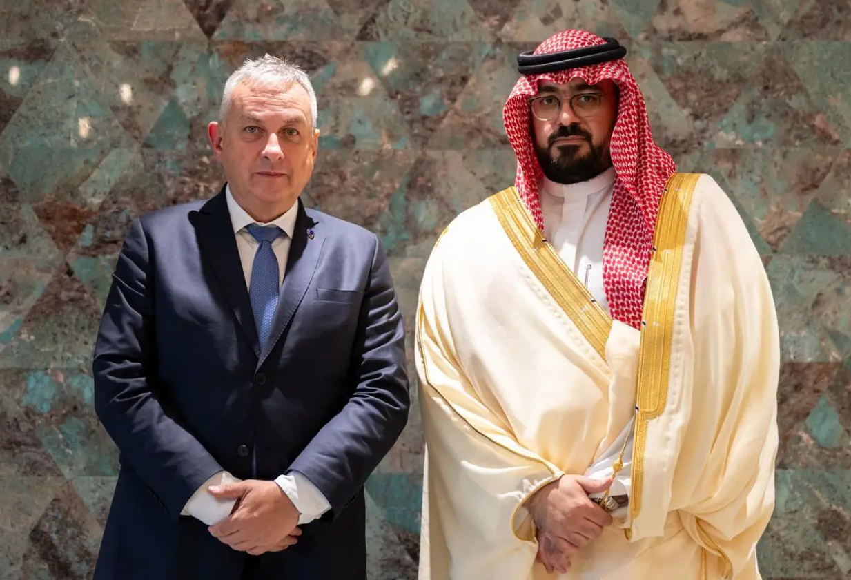 وزير الاقتصاد يبحث تعزيز التعاون مع مفوض الاتحاد الأوروبي للشراكات الدولية