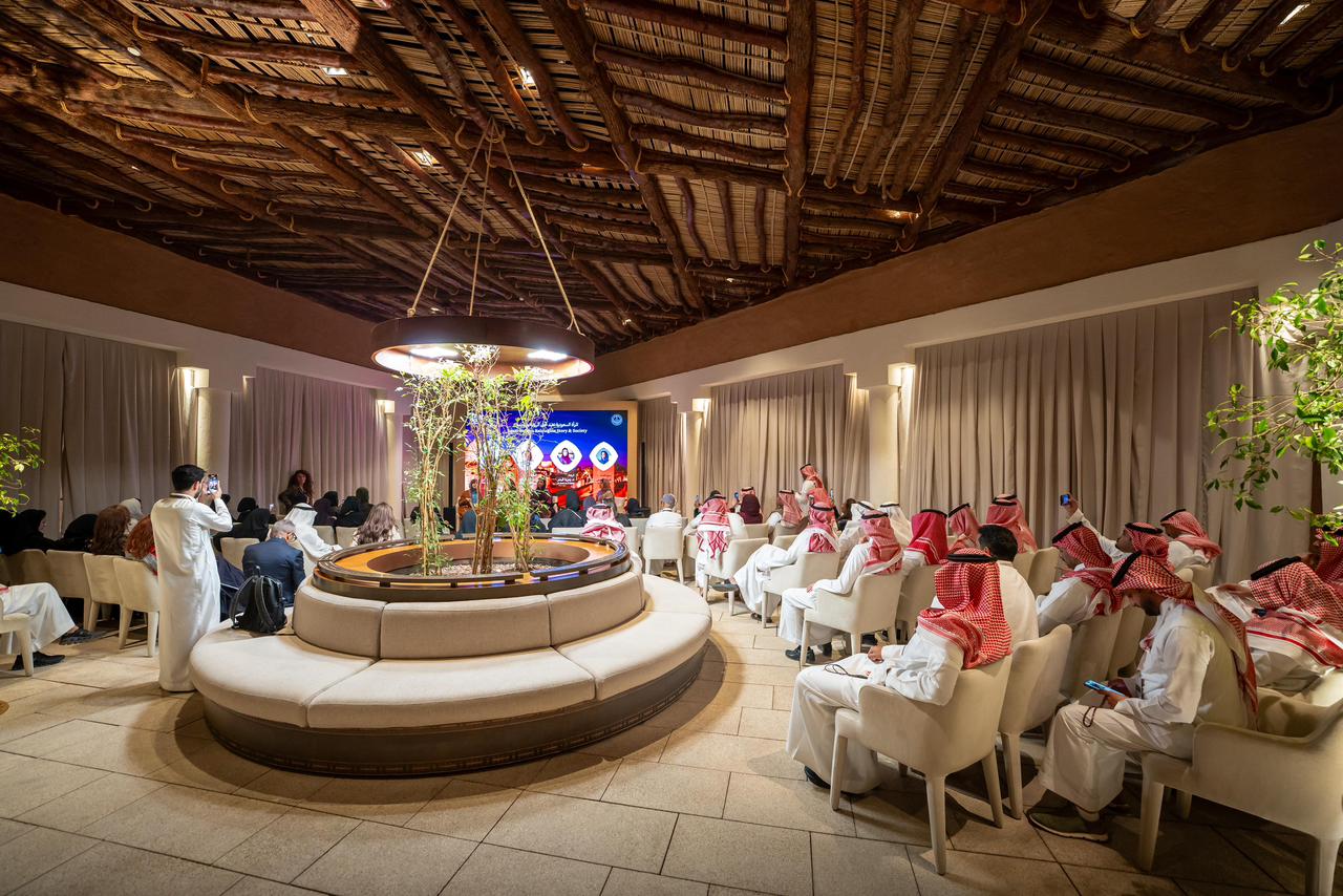 انهيار أرضي يطمر حافلة ركاب في فيتنام