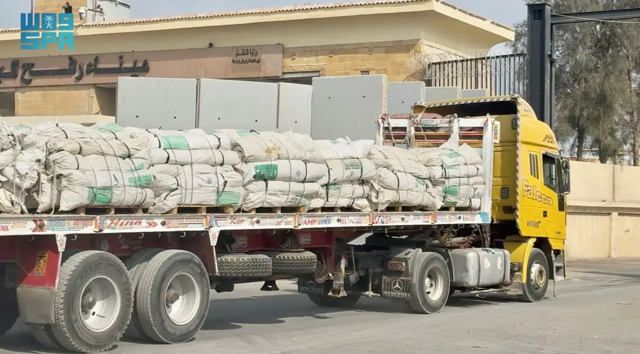 دفعة مساعدات إنسانية سعودية تعبر منفذ رفح متجهة إلى غزة