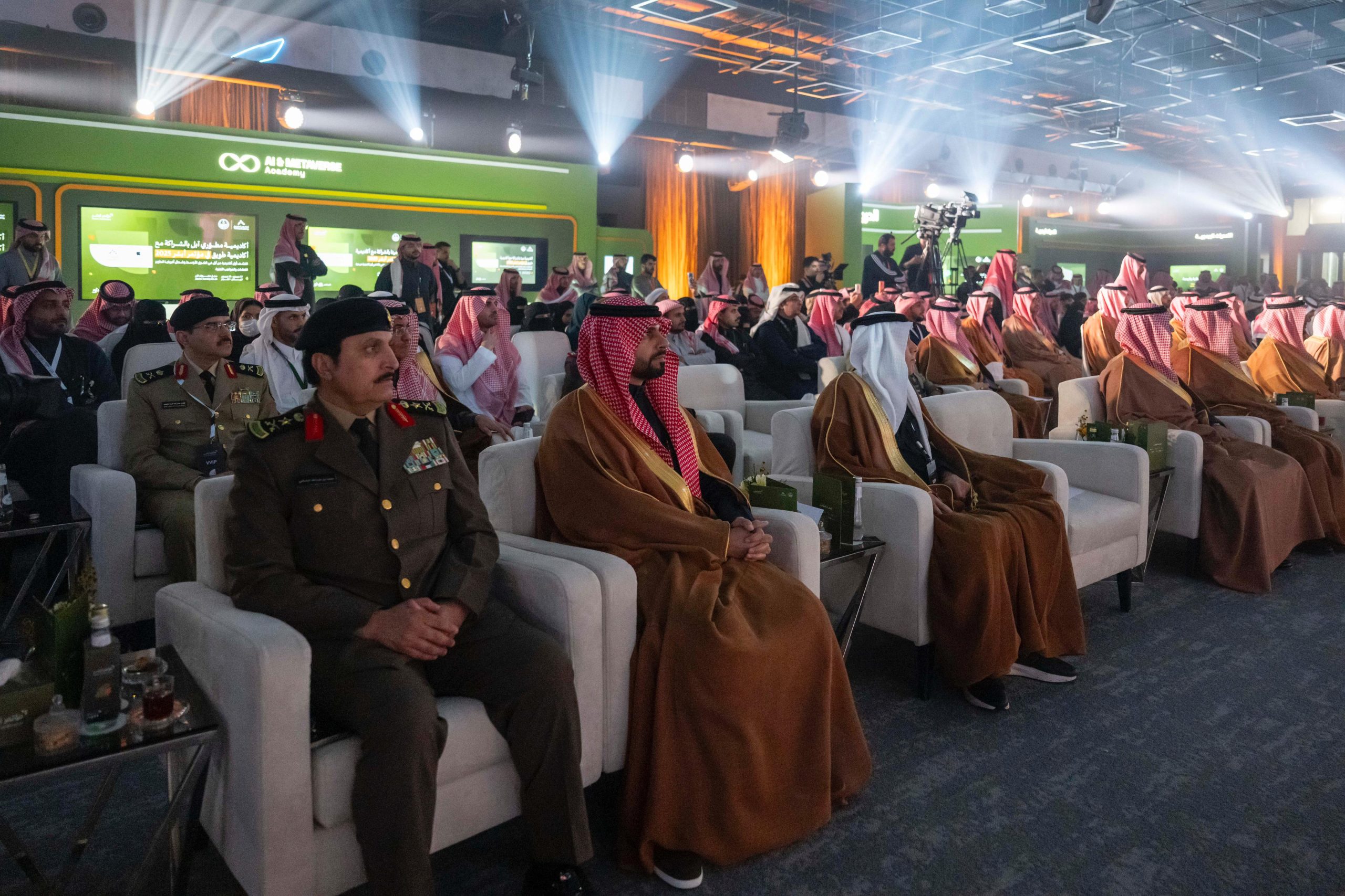 تساقط الثلوج في تبوك واستنفار لتأمين مرتادي جبل اللوز