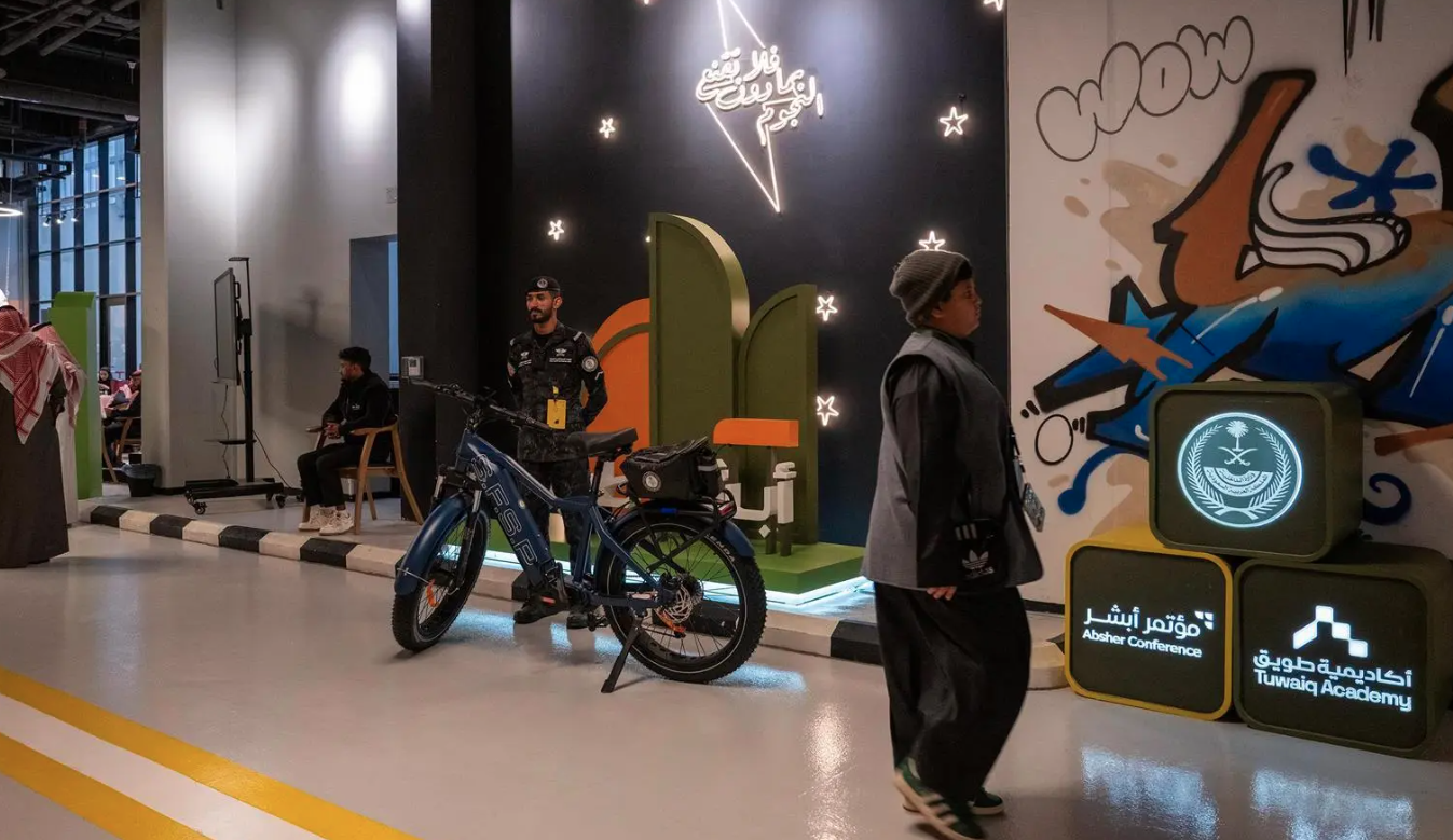 الداخلية تعرض تقنيات الدرون والروبوتات والأجهزة الذكية في أبشر 2025 