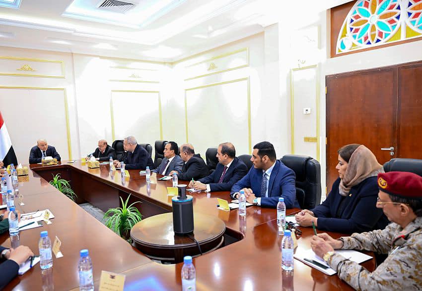 مجلس الدفاع اليمني يبارك القرارات الرئاسية لحماية المدنيين وإنهاء التواجد الإماراتي 