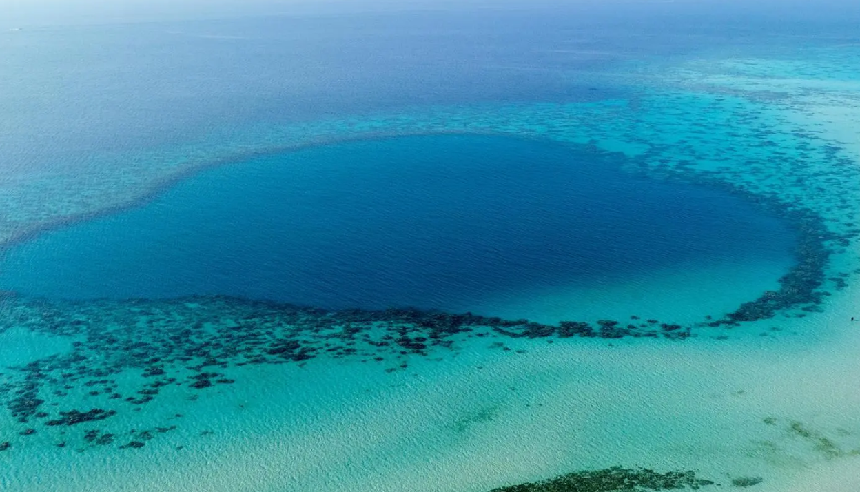 الثقوب الزرقاء.. كنوز جيولوجية في أعماق البحار غرب السعودية