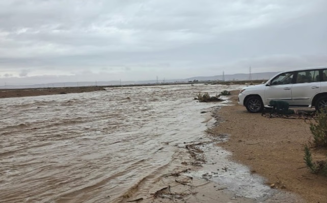 أمطار غزيرة تؤدي إلى جريان السيول في أودية وشعاب شقراء ومرات والمجمعة 