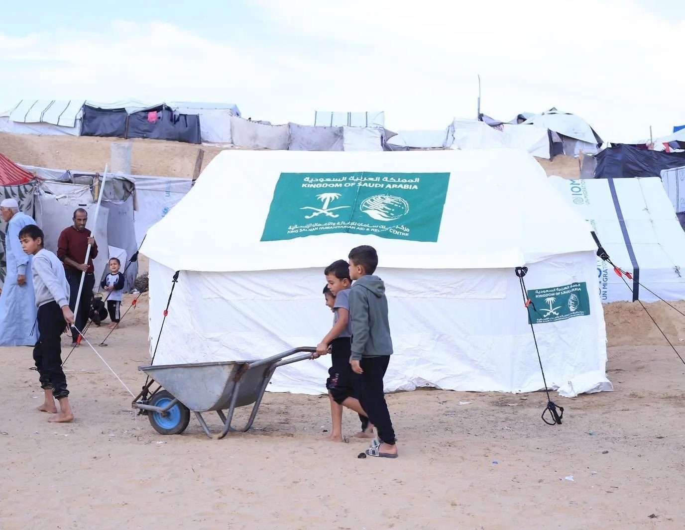 السعودية توزع مساعدات إيوائية جديدة في غزة