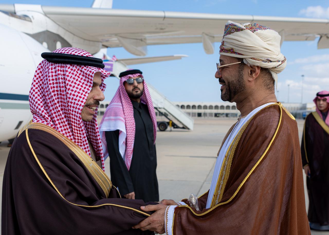وزير الخارجية يصل إلى مسقط